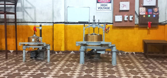 Rolling machine for tea processing